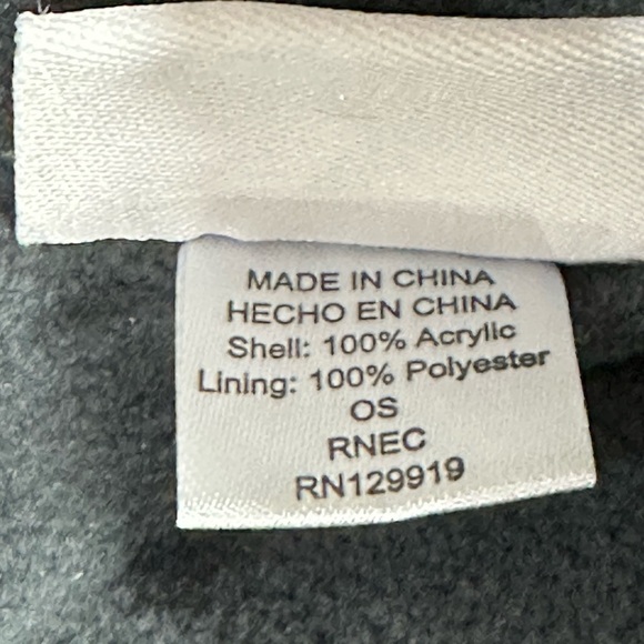 Levi’s Knit Hat Adult Unisex Feel inside Fleece Lined for Warmth Pom Logo Winter - Picture 6 of 7